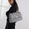 K/KUILT GLÄNZENDE GROSSE SCHULTERTASCHE K/KUILT GLÄNZENDE GROSSE SCHULTERTASCHE
