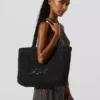 K/Signature Strandtasche aus Häkelarbeit K/Signature Strandtasche aus Häkelarbeit