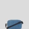 KAMERATASCHE AUS DENIM MIT METALLLOGO KAMERATASCHE AUS DENIM MIT METALLLOGO