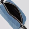 KAMERATASCHE AUS DENIM MIT METALLLOGO KAMERATASCHE AUS DENIM MIT METALLLOGO