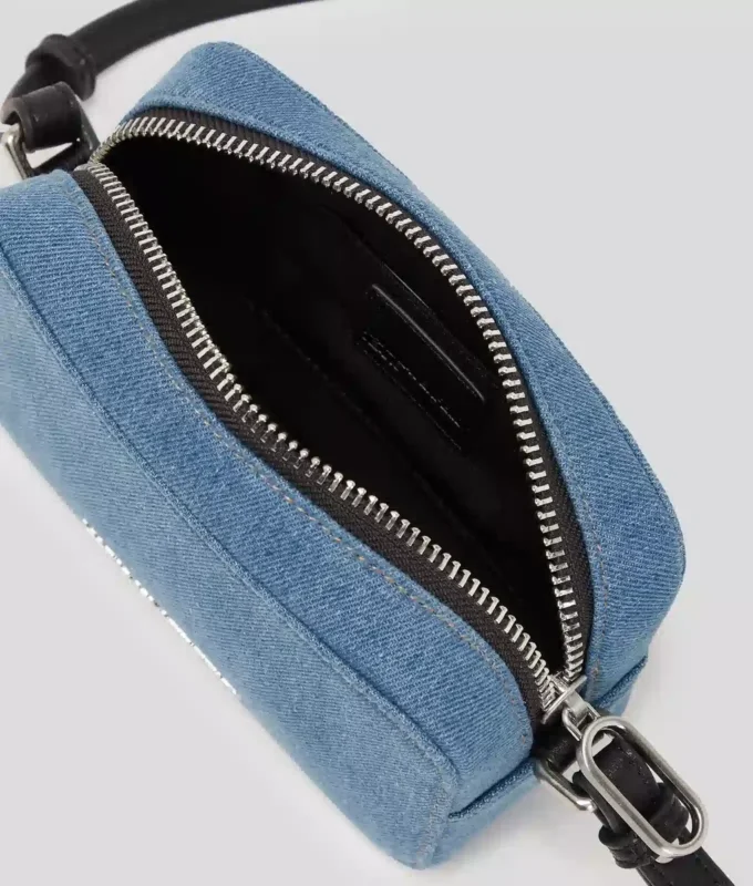KAMERATASCHE AUS DENIM MIT METALLLOGO KAMERATASCHE AUS DENIM MIT METALLLOGO