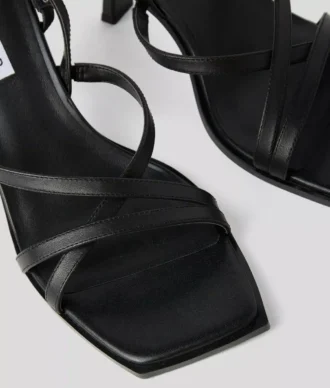 KARMEL SIGNIA SANDALEN MIT KETTENRIEMEN UND ABSATZ