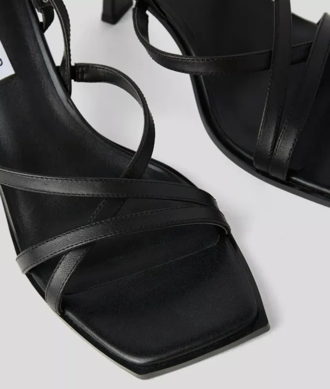 KARMEL SIGNIA SANDALEN MIT KETTENRIEMEN UND ABSATZ KARMEL SIGNIA SANDALEN MIT KETTENRIEMEN UND ABSATZ