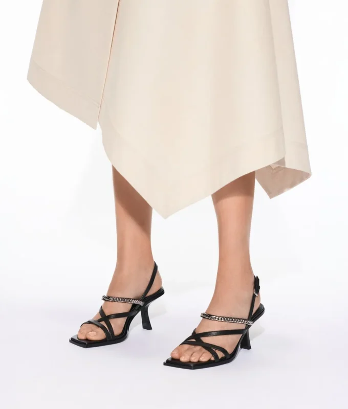 KARMEL SIGNIA SANDALEN MIT KETTENRIEMEN UND ABSATZ KARMEL SIGNIA SANDALEN MIT KETTENRIEMEN UND ABSATZ