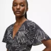 Kleid mit V-Ausschnitt und Fächerprint