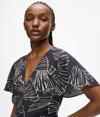 Kleid mit V-Ausschnitt und Fächerprint