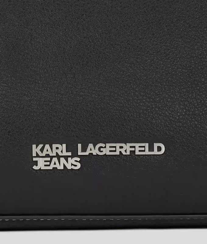 KLEINE SCHULTERTASCHE MIT METALLLOGO KLEINE SCHULTERTASCHE MIT METALLLOGO