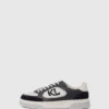 Kourtney Sneakers mit seitlicher Verzierung Kourtney Sneakers mit seitlicher Verzierung