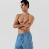 KURZE BOARDSHORTS MIT METALLIC-LOGO KURZE BOARDSHORTS MIT METALLIC-LOGO