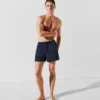 KURZE BOARDSHORTS MIT METALLIC-LOGO KURZE BOARDSHORTS MIT METALLIC-LOGO