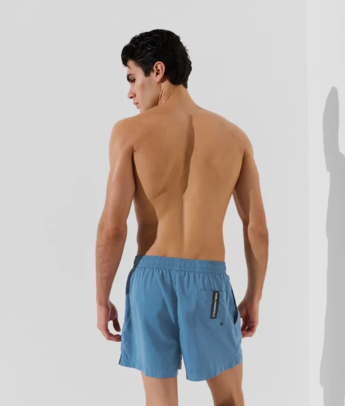 KURZE BOARDSHORTS MIT METALLIC-LOGO KURZE BOARDSHORTS MIT METALLIC-LOGO
