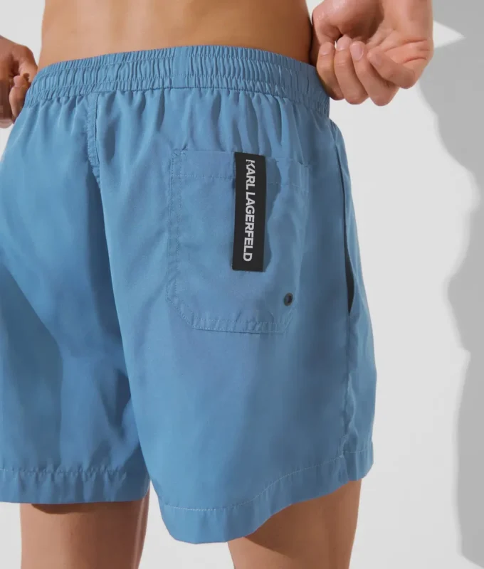 KURZE BOARDSHORTS MIT METALLIC-LOGO KURZE BOARDSHORTS MIT METALLIC-LOGO