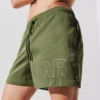 KURZE BOARDSHORTS MIT METALLIC-LOGO KURZE BOARDSHORTS MIT METALLIC-LOGO
