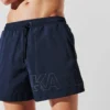 KURZE BOARDSHORTS MIT METALLIC-LOGO KURZE BOARDSHORTS MIT METALLIC-LOGO