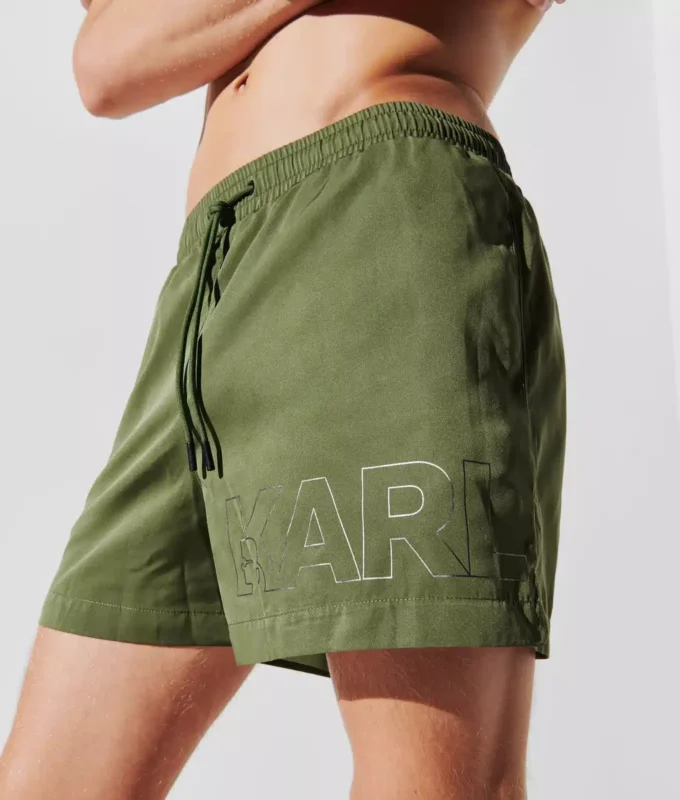 KURZE BOARDSHORTS MIT METALLIC-LOGO KURZE BOARDSHORTS MIT METALLIC-LOGO