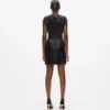 Lederkleid mit Knopfdetails