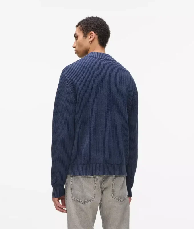 Locker sitzender Pullover mit halbem Reißverschluss Locker sitzender Pullover mit halbem Reißverschluss