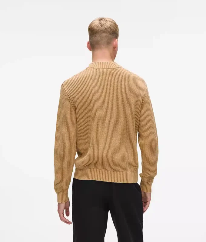 Locker sitzender Pullover mit halbem Reißverschluss Locker sitzender Pullover mit halbem Reißverschluss