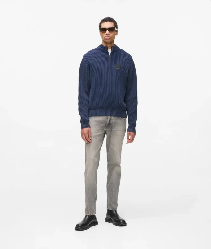 Locker sitzender Pullover mit halbem Reißverschluss Locker sitzender Pullover mit halbem Reißverschluss