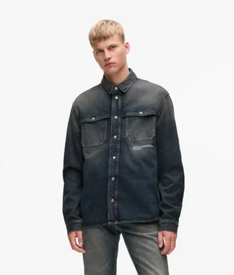Locker sitzendes Jeanshemd
