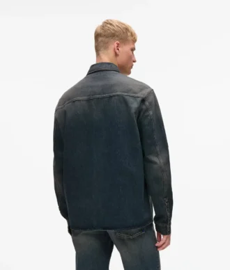 Locker sitzendes Jeanshemd