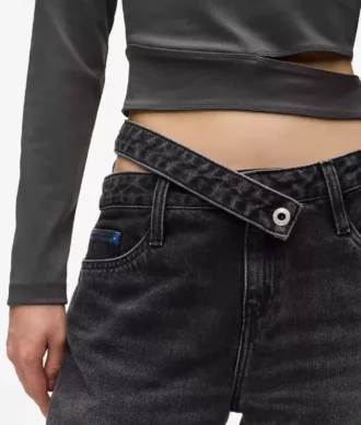 Lockere Jeans mit Cutout-Taille