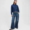 LOW-RISE-JEANS MIT WEITEM BEIN LOW-RISE-JEANS MIT WEITEM BEIN