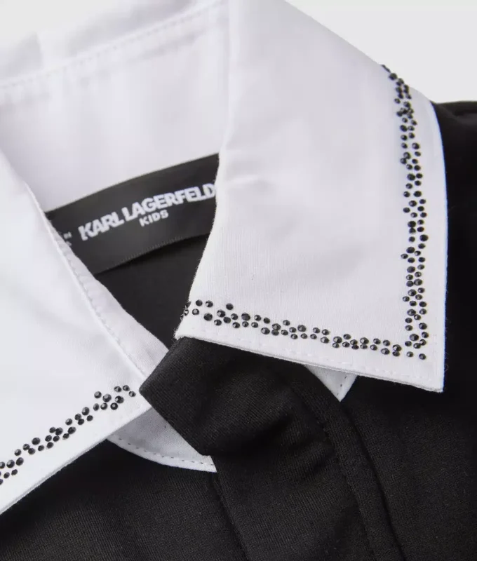 Mädchenkleid mit kontrastierendem Kragen Mädchenkleid mit kontrastierendem Kragen