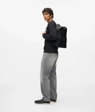 Minimalistischer Rucksack mit Logo