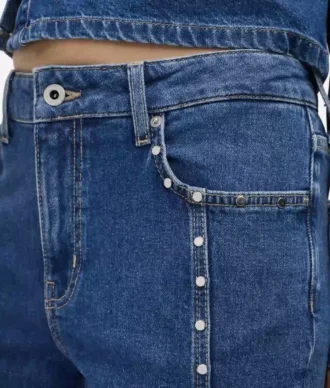Mom-Jeans mit Nieten