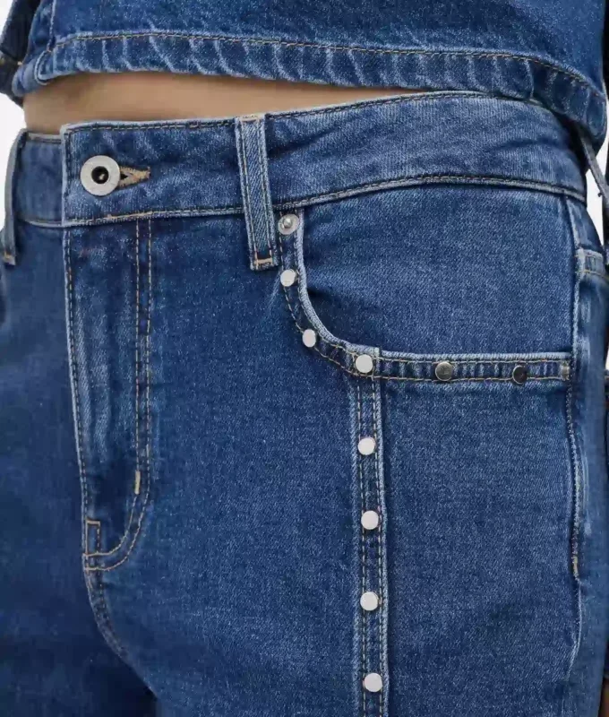 Mom-Jeans mit Nieten Mom-Jeans mit Nieten