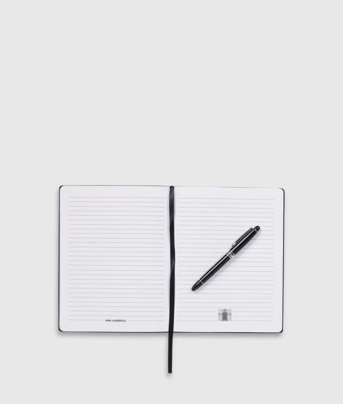 Notizbuch und Stift im Geschenkset von Maison de Karl Notizbuch und Stift im Geschenkset von Maison de Karl