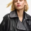 Perforierter Trenchcoat aus Kunstleder