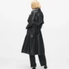 Perforierter Trenchcoat aus Kunstleder