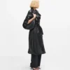 Perforierter Trenchcoat aus Kunstleder