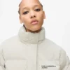 Perlmuttfarbene Pufferjacke Perlmuttfarbene Pufferjacke