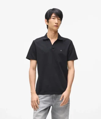 Polohemd mit Monogramm-Ansteckpin Polohemd mit Monogramm-Ansteckpin