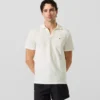 Polohemd mit Monogramm-Ansteckpin