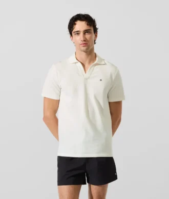 Polohemd mit Monogramm-Ansteckpin Polohemd mit Monogramm-Ansteckpin