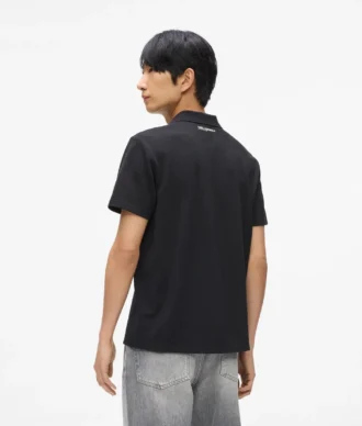 Polohemd mit Monogramm-Ansteckpin Polohemd mit Monogramm-Ansteckpin