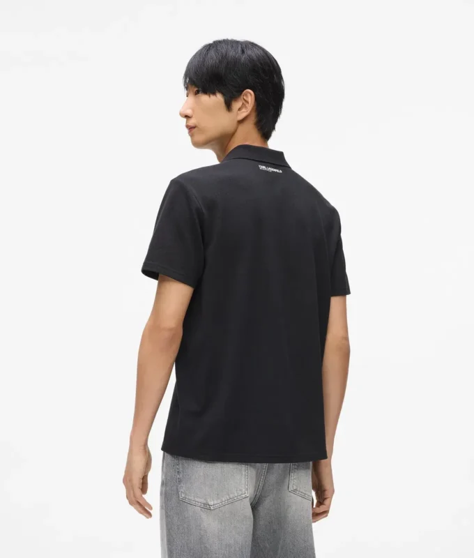 Polohemd mit Monogramm-Ansteckpin