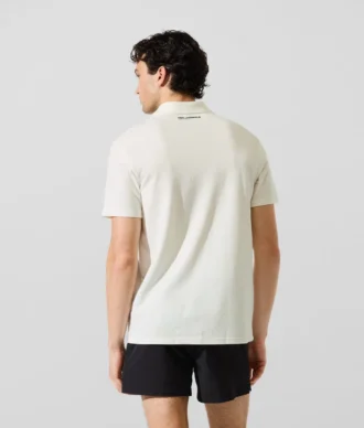 Polohemd mit Monogramm-Ansteckpin Polohemd mit Monogramm-Ansteckpin