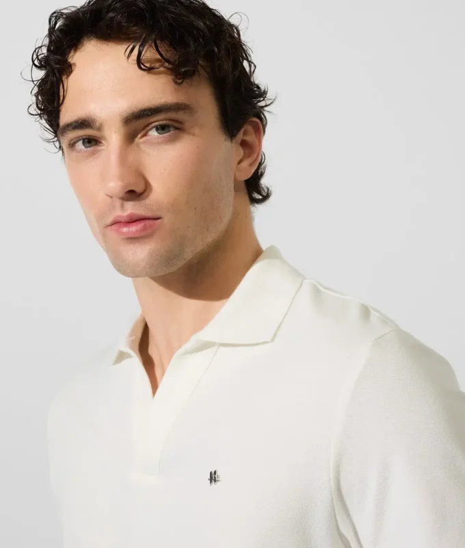 Polohemd mit Monogramm-Ansteckpin