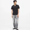 Polohemd mit Monogramm-Ansteckpin