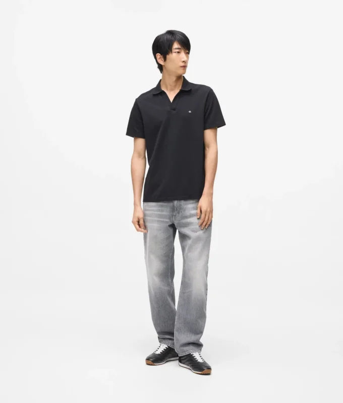 Polohemd mit Monogramm-Ansteckpin