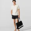 Polohemd mit Monogramm-Ansteckpin