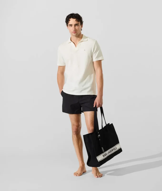 Polohemd mit Monogramm-Ansteckpin