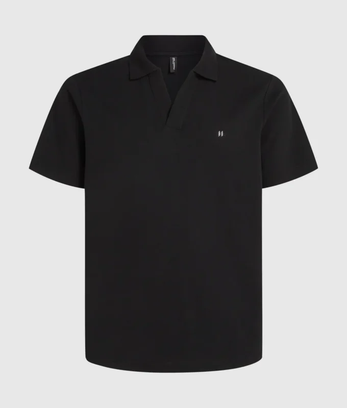 Polohemd mit Monogramm-Ansteckpin