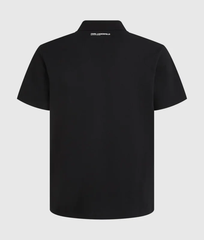Polohemd mit Monogramm-Ansteckpin