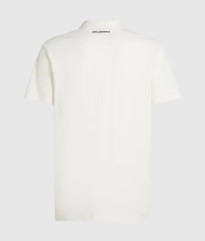 Polohemd mit Monogramm-Ansteckpin